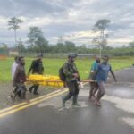 Evakuasi jenazah crew pesawat Smart Air. Foto: Satgas Damai Cartenz