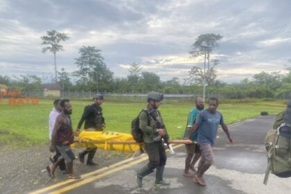 Evakuasi jenazah crew pesawat Smart Air. Foto: Satgas Damai Cartenz