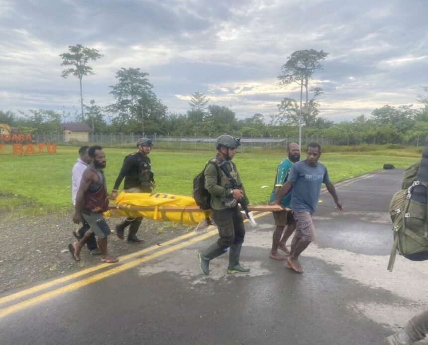 Evakuasi jenazah crew pesawat Smart Air. Foto: Satgas Damai Cartenz