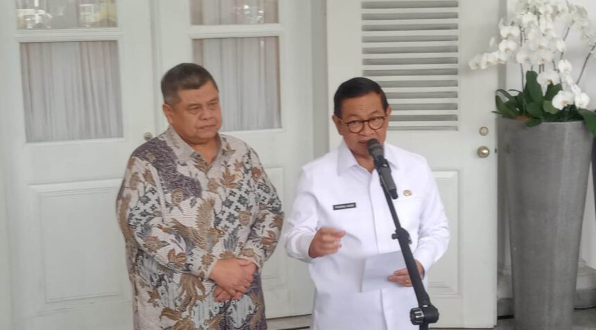 Gubernur DKI Jakarta, Pramono Anung saat memberikan keterangan pada wartawan. Foto: Sofian/ipol.id