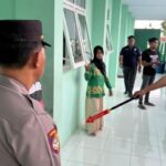 Polisi olah TKP di MTsN 1 Lumajang terkait peluru nyasar yang melukai seorang pelajar. Foto: Polsek Lumajang