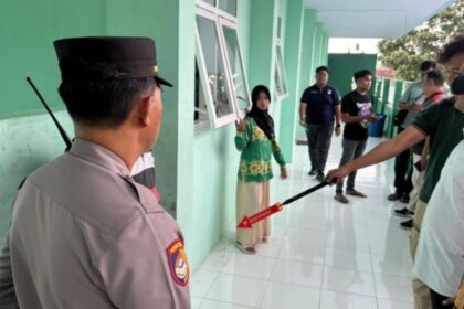 Polisi olah TKP di MTsN 1 Lumajang terkait peluru nyasar yang melukai seorang pelajar. Foto: Polsek Lumajang
