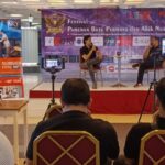 Pembina Asosiasi Kecubung Amethyst Indonesia (AKAMI), Agustono Dwi Rahadi, dan Abdul Aziz A.G Gemolog dari WGL dan MRI saat memberikan edukasi seputar dunia batu permata dan akik dalam talkshow acara Festival Permata dan Akik Nusantara di Harco Glodok, Lantai 6, Mangga Besar, Taman Sari, Jakarta Barat, Senin (2/2/2026). Foto: Joesvicar Iqbal/ipol.id