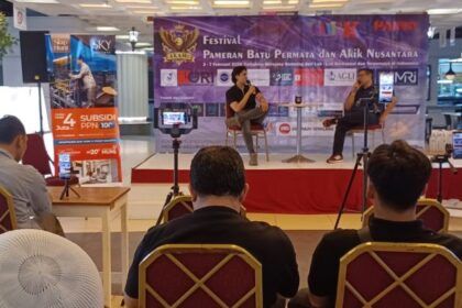 Pembina Asosiasi Kecubung Amethyst Indonesia (AKAMI), Agustono Dwi Rahadi, dan Abdul Aziz A.G Gemolog dari WGL dan MRI saat memberikan edukasi seputar dunia batu permata dan akik dalam talkshow acara Festival Permata dan Akik Nusantara di Harco Glodok, Lantai 6, Mangga Besar, Taman Sari, Jakarta Barat, Senin (2/2/2026). Foto: Joesvicar Iqbal/ipol.id
