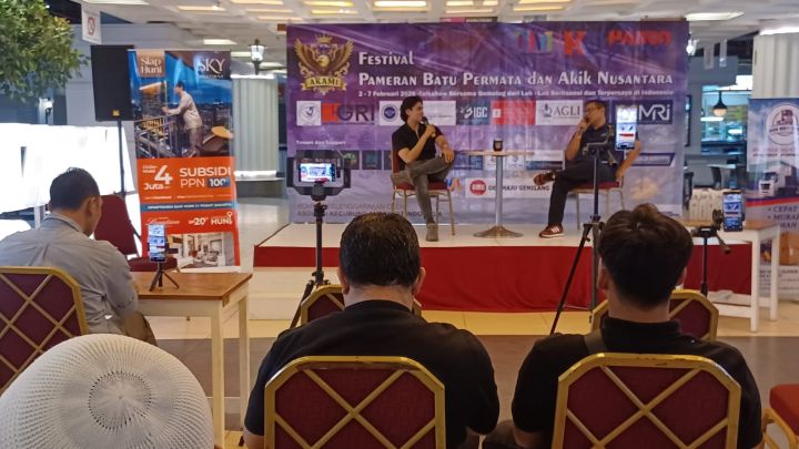 Pembina Asosiasi Kecubung Amethyst Indonesia (AKAMI), Agustono Dwi Rahadi, dan Abdul Aziz A.G Gemolog dari WGL dan MRI saat memberikan edukasi seputar dunia batu permata dan akik dalam talkshow acara Festival Permata dan Akik Nusantara di Harco Glodok, Lantai 6, Mangga Besar, Taman Sari, Jakarta Barat, Senin (2/2/2026). Foto: Joesvicar Iqbal/ipol.id