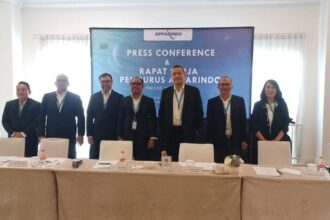 Dewan Pengurus Pusat, Ketua Umum APPARINDO, Yulius Bhayangkara, Ketua I, Boyke Lukman, Ketua II, Primo Fortasiano, Ketua III, Willy Ignatius, Ketua IV, Nefertiti Marzuki, Sekretaris Jenderal, Dandy Yudhistira, Wakil Sekretaris Jenderal I, Amanda Stanley, Wakil Sekretaris Jenderal II Sherlyana dan Bendahara APPARINDO, Handoko Afandy dalam konferensi pers di Gedung The Tribrata Hotel & Convention Center, Kebayoran Baru, Selasa (10/2/2026). Foto: Joesvicar Iqbal/ipol.id