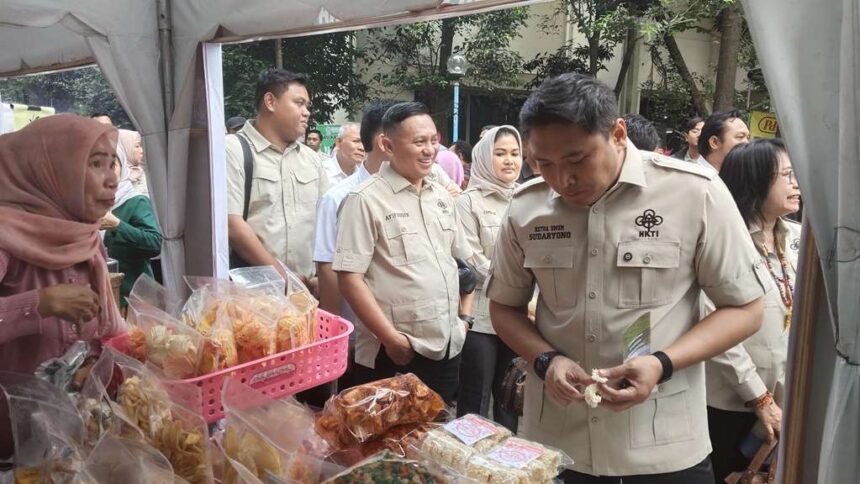 Ketua Umum HKTI Sudaryono saat membuka pasar murah di halaman kantor HKTI Kementerian Pertanian, Ragunan, Pasar Minggu, Jakarta Selatan, Selasa (10/2/2026). Foto: Joesvicar Iqbal/ipol.id