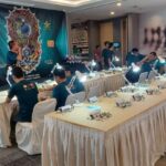 Suasana tim juri melakukan penilaian sejumlah bacan terbaik milik peserta dalam kontes Bacan Rock Show ke-9 di Hotel Ibis Harmoni, Kecamatan Gambir, Jakarta Pusat, Minggu (1/2/2026) siang. Dihadiri Sultan Ternate, Hidayatullah Mudaffar Sjah, dan Kepala Pasar Rawa Bening, Ahmad Subhan. Foto: Joesvicar Iqbal/ipol.id