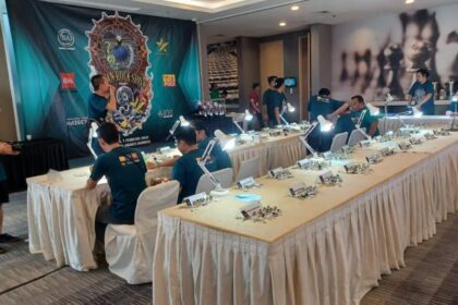 Suasana tim juri melakukan penilaian sejumlah bacan terbaik milik peserta dalam kontes Bacan Rock Show ke-9 di Hotel Ibis Harmoni, Kecamatan Gambir, Jakarta Pusat, Minggu (1/2/2026) siang. Dihadiri Sultan Ternate, Hidayatullah Mudaffar Sjah, dan Kepala Pasar Rawa Bening, Ahmad Subhan. Foto: Joesvicar Iqbal/ipol.id