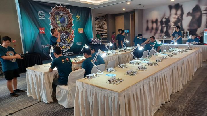 Suasana tim juri melakukan penilaian sejumlah bacan terbaik milik peserta dalam kontes Bacan Rock Show ke-9 di Hotel Ibis Harmoni, Kecamatan Gambir, Jakarta Pusat, Minggu (1/2/2026) siang. Dihadiri Sultan Ternate, Hidayatullah Mudaffar Sjah, dan Kepala Pasar Rawa Bening, Ahmad Subhan. Foto: Joesvicar Iqbal/ipol.id