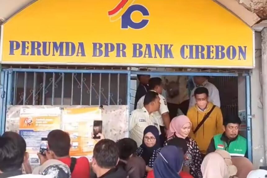Warga dan nasabah terlihat mendatangi kantor Perumda BPR Bank Cirebon usai pencabutan izin usaha oleh OJK. Foto: Tangkap layar TikTok @agus.radaribetz