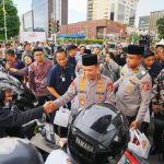Kapolri Jenderal Listyo Sigit Prabowo bersama pejabat utama dan jajaran serta para insan pers membagikan takjil sajian untuk berbuka puasa kepada warga masyarakat yang melintas di sekitar Mabes Polri di Jalan Raya Trunojoyo, Kebayoran Baru, Jakarta Selatan, Rabu (25/2/2026) sore. Foto: Ist