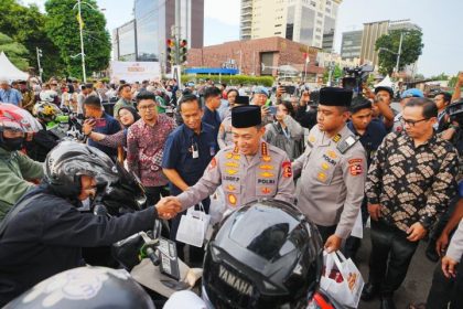 Kapolri Jenderal Listyo Sigit Prabowo bersama pejabat utama dan jajaran serta para insan pers membagikan takjil sajian untuk berbuka puasa kepada warga masyarakat yang melintas di sekitar Mabes Polri di Jalan Raya Trunojoyo, Kebayoran Baru, Jakarta Selatan, Rabu (25/2/2026) sore. Foto: Ist