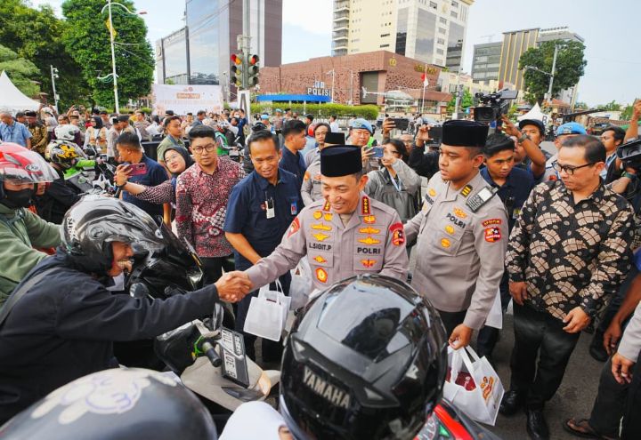 Kapolri Jenderal Listyo Sigit Prabowo bersama pejabat utama dan jajaran serta para insan pers membagikan takjil sajian untuk berbuka puasa kepada warga masyarakat yang melintas di sekitar Mabes Polri di Jalan Raya Trunojoyo, Kebayoran Baru, Jakarta Selatan, Rabu (25/2/2026) sore. Foto: Ist