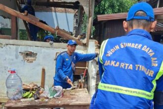 Suku Dinas Sumber Daya Air (SDA) Jakarta Timur saat membongkar bangunan di pinggir Sungai Ciliwung di Jalan Taman Harapan, RT 04, 02 dan 15, Kelurahan Cawang, Kecamatan Kramat Jati, Rabu (4/2/2026) siang. Foto: Ist