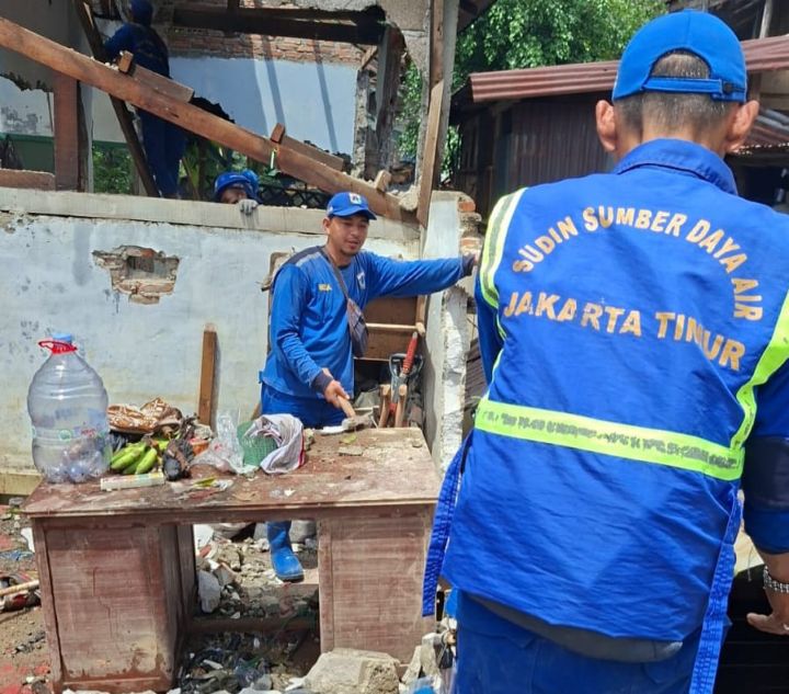 Suku Dinas Sumber Daya Air (SDA) Jakarta Timur saat membongkar bangunan di pinggir Sungai Ciliwung di Jalan Taman Harapan, RT 04, 02 dan 15, Kelurahan Cawang, Kecamatan Kramat Jati, Rabu (4/2/2026) siang. Foto: Ist