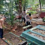 Kapolres Metro Jakarta Timur, Kombes Alfian Nurrizal bersama jajaran Polsek saat membersihkan lingkungan Masjid As-Salafiyah Jayakarta dan sekitar makam Pangeran Jayakarta di Jalan Jatinegara Kaum, Kelurahan Jatinegara Kaum, Kecamatan Pulogadung, Jakarta Timur. Senin (23/2/2026) sore. Foto: Joesvicar Iqbal/ipol.id