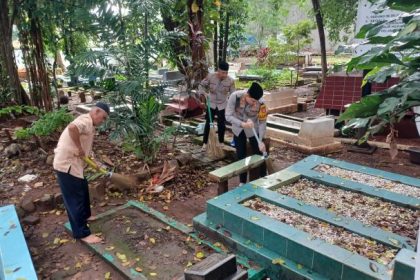 Kapolres Metro Jakarta Timur, Kombes Alfian Nurrizal bersama jajaran Polsek saat membersihkan lingkungan Masjid As-Salafiyah Jayakarta dan sekitar makam Pangeran Jayakarta di Jalan Jatinegara Kaum, Kelurahan Jatinegara Kaum, Kecamatan Pulogadung, Jakarta Timur. Senin (23/2/2026) sore. Foto: Joesvicar Iqbal/ipol.id