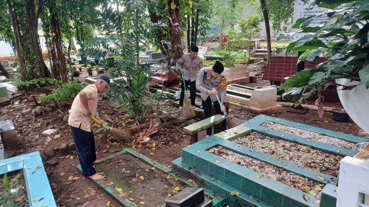 Kapolres Metro Jakarta Timur, Kombes Alfian Nurrizal bersama jajaran Polsek saat membersihkan lingkungan Masjid As-Salafiyah Jayakarta dan sekitar makam Pangeran Jayakarta di Jalan Jatinegara Kaum, Kelurahan Jatinegara Kaum, Kecamatan Pulogadung, Jakarta Timur. Senin (23/2/2026) sore. Foto: Joesvicar Iqbal/ipol.id
