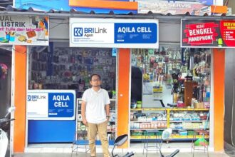 Abdurrohim, mitra BRILink Agen Ohim yang telah menekuni usahanya selama lebih dari satu dekade di kawasan Kemayoran, Jakarta Pusat. Foto: Dok BRI