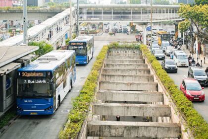 Ilustrasi, Bus Transjakarta berhenti di halte bus. Foto: Istcok @cindy felita