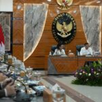 Menteri Koordinator Bidang Politik dan Keamanan (Menko Polkam) Jenderal TNI (Purn) Djamari Chaniago (kanan) saat memimpin Rapat Konsultasi antara Pimpinan dan Anggota DPD RI Sub Wilayah Barat II dan Menko Polkam di Kantor Kemenko Polkam, Jakarta, Selasa (10/2/2026). Foto: Dok Kemenko Polkam