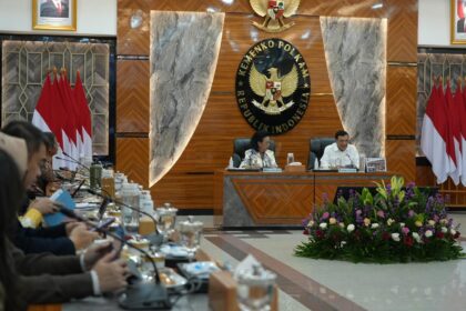 Menteri Koordinator Bidang Politik dan Keamanan (Menko Polkam) Jenderal TNI (Purn) Djamari Chaniago (kanan) saat memimpin Rapat Konsultasi antara Pimpinan dan Anggota DPD RI Sub Wilayah Barat II dan Menko Polkam di Kantor Kemenko Polkam, Jakarta, Selasa (10/2/2026). Foto: Dok Kemenko Polkam