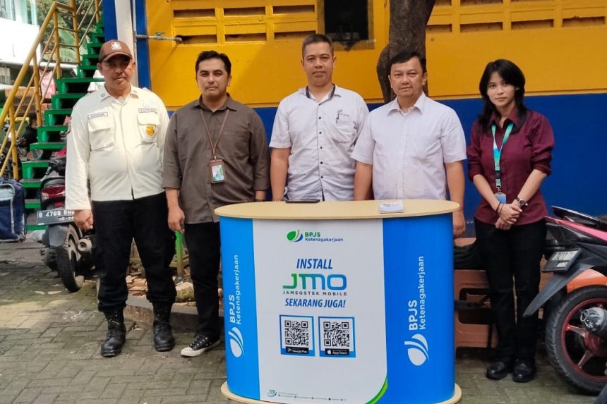 PRAKTIS: Layanan booth layanan BPJS Ketenagakerjaan di Pasar Inpres Kelapa Gading, Jakarta Utara.  Foto: BPJS Ketenagakerjaan