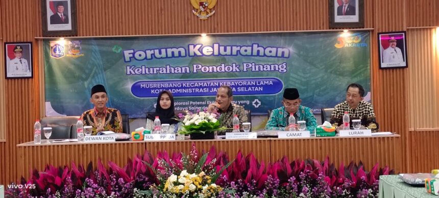 Asisten Perekonomian dan Pembangunan Kota Administrasi Jakarta Selatan, Sayid Ali dan jajaran dalam Musyawarah Perencanaan Pembangunan (Musrenbang) Kelurahan Pondok Pinang, Kecamatan Kebayoran Lama, Jakarta Selatan, Kamis (5/2/2026). Foto: Ist
