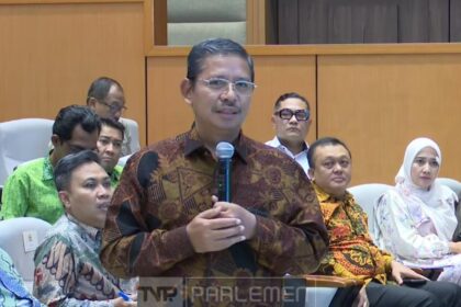 Direktur Jenderal Pendidikan Islam Amien Suyitno dalam pertemuan dengan para guru madrasah bersama para anggota DPR