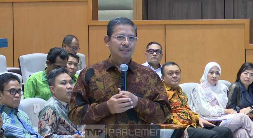 Direktur Jenderal Pendidikan Islam Amien Suyitno dalam pertemuan dengan para guru madrasah bersama para anggota DPR