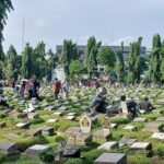 Warga memadati TPU Kemiri, Rawamangun, Pulogadung, Jakarta Timur, untuk berziarah, Senin (16/2/2026). Foto: Joesvicar Iqbal/ipol.id