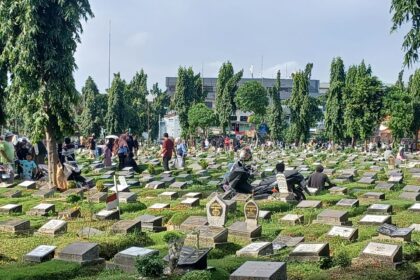 Warga memadati TPU Kemiri, Rawamangun, Pulogadung, Jakarta Timur, untuk berziarah, Senin (16/2/2026). Foto: Joesvicar Iqbal/ipol.id