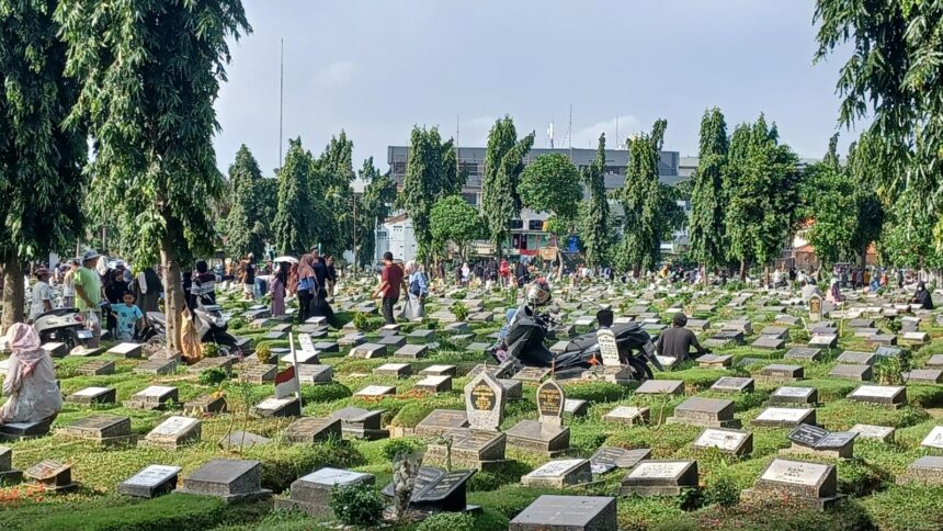 Warga memadati TPU Kemiri, Rawamangun, Pulogadung, Jakarta Timur, untuk berziarah, Senin (16/2/2026). Foto: Joesvicar Iqbal/ipol.id