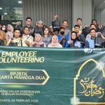 BERKAH: Kegiatan karyawan Kantor Cabang BPJS Ketenagakerjaan Jakarta Mangga Dua membagikan sembako dan takjil. (foto BPJS Ketenagakerjaan)