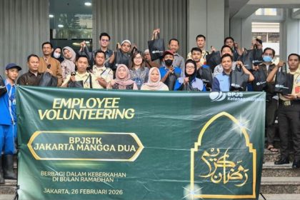 BERKAH: Kegiatan karyawan Kantor Cabang BPJS Ketenagakerjaan Jakarta Mangga Dua membagikan sembako dan takjil. (foto BPJS Ketenagakerjaan)