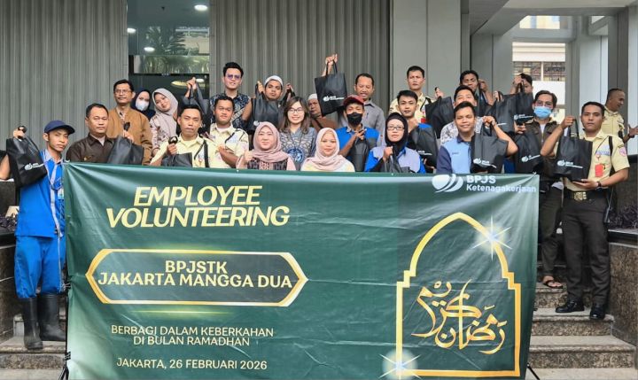 BERKAH: Kegiatan karyawan Kantor Cabang BPJS Ketenagakerjaan Jakarta Mangga Dua membagikan sembako dan takjil. (foto BPJS Ketenagakerjaan)