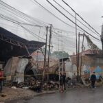 Kebakaran melanda sentra niaga tekstil Cipadu, Kota Tangerang Selatan, Senin (2/2/2026). Foto: TikTok @panggilaja.adib