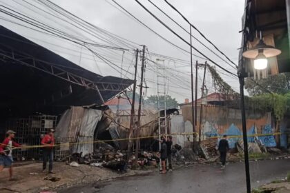 Kebakaran melanda sentra niaga tekstil Cipadu, Kota Tangerang Selatan, Senin (2/2/2026). Foto: TikTok @panggilaja.adib