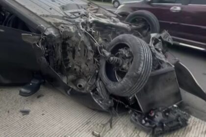 Mobil yang dikendarai Diva Siregar terbalik dan rusak parah di jalan tol. Foto: Instagram @divasiregar__