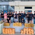 Petugas Badan Narkotika Nasional Republik Indonesia (BNN RI) dan BNN Provinsi Sumatera Utara, saat meringkus tersangka jaringan Aceh-Medan di Jalan Lintas Dusun 1 Halaban Block Desa Bukit Selamat Kec. Besitang Kab. Langkat, Sumut, pada Selasa (3/2/2026) sekitar pukul 12.00 WIB. Sejumlah barang bukti ganja disita. Foto: Ist