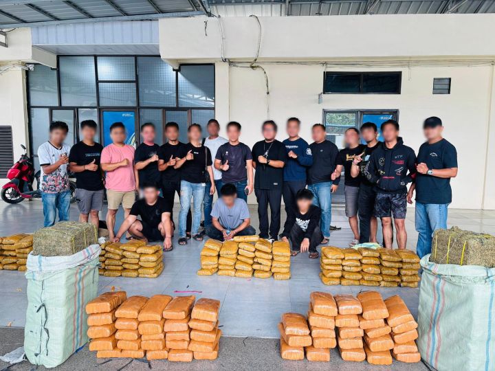 Petugas Badan Narkotika Nasional Republik Indonesia (BNN RI) dan BNN Provinsi Sumatera Utara, saat meringkus tersangka jaringan Aceh-Medan di Jalan Lintas Dusun 1 Halaban Block Desa Bukit Selamat Kec. Besitang Kab. Langkat, Sumut, pada Selasa (3/2/2026) sekitar pukul 12.00 WIB. Sejumlah barang bukti ganja disita. Foto: Ist
