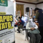 Seorang peserta perempuan hijrah menghapus tato pada alis matanya di bulan suci Ramadan 1447 Hijriah di Ruang Dirgantara, Kantor Wali Kota setempat, Kamis (26/2/2026). Foto: Ist