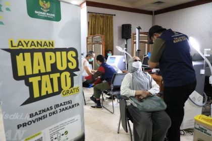Seorang peserta perempuan hijrah menghapus tato pada alis matanya di bulan suci Ramadan 1447 Hijriah di Ruang Dirgantara, Kantor Wali Kota setempat, Kamis (26/2/2026). Foto: Ist