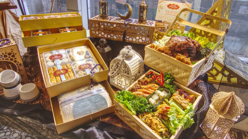 Ramadan Heritage Glow hampers from The Grove Suites by Grand Aston. (Alidrian Fahwi/ipol.id)