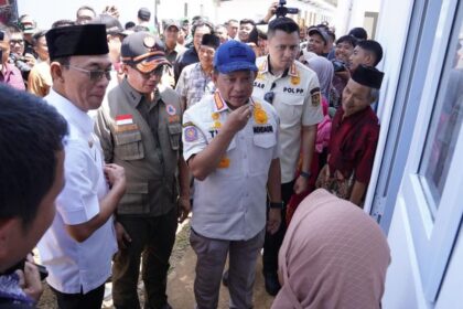 Kepala BNPB Letjen TNI Suharyanto bersama Menteri Dalam Negeri Tito Karnavian saat peresmian Hunian Sementara di Desa Simarpinggan, Kecamatan Angkola Selatan, Kabupaten Tapanuli Selatan, Kamis (5/2/2026). Kepala BNPB dan mendagri juga menyerahkan Dana Tunggu Hunian (DTH) kepada warga penerima terdampak bencana. Foto: Ist