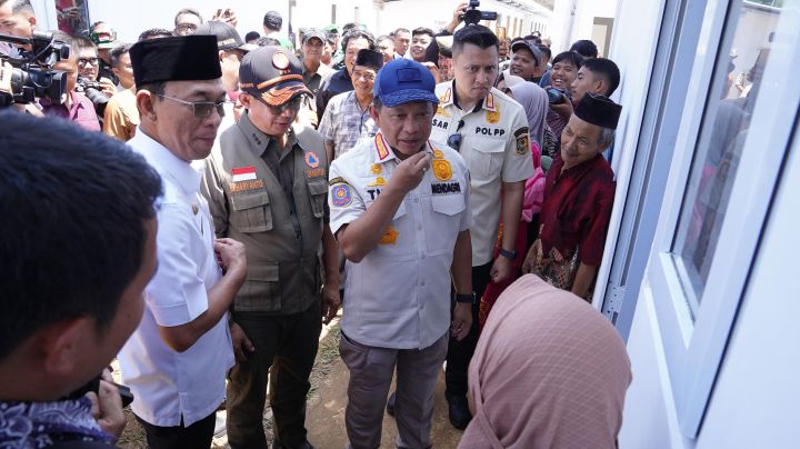 Kepala BNPB Letjen TNI Suharyanto bersama Menteri Dalam Negeri Tito Karnavian saat peresmian Hunian Sementara di Desa Simarpinggan, Kecamatan Angkola Selatan, Kabupaten Tapanuli Selatan, Kamis (5/2/2026). Kepala BNPB dan mendagri juga menyerahkan Dana Tunggu Hunian (DTH) kepada warga penerima terdampak bencana. Foto: Ist