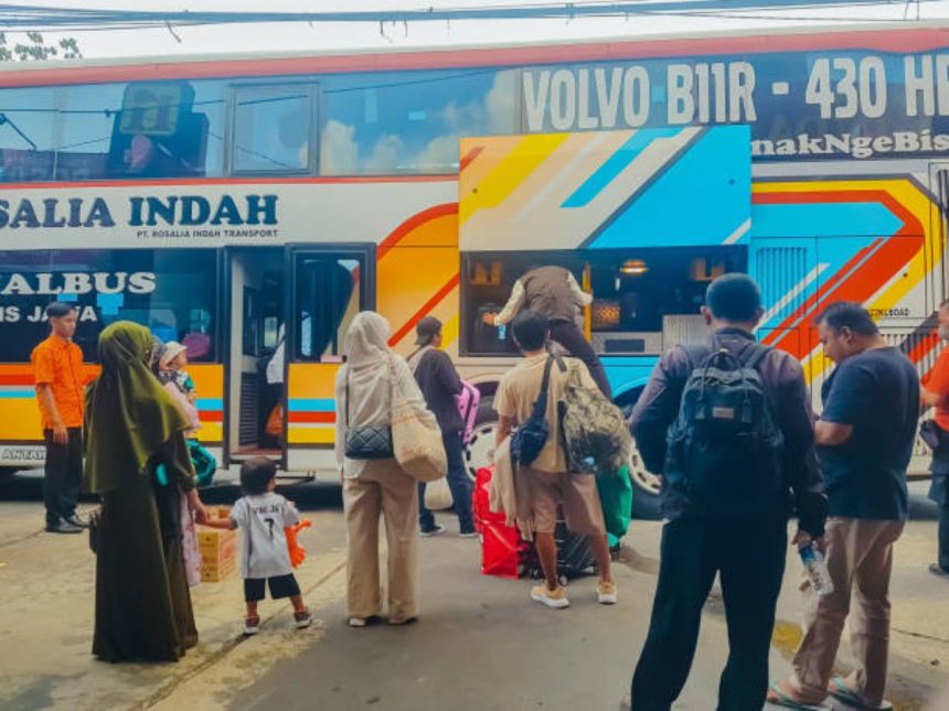 ilustrasi bis mudik ft istcok