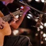 Ilustrasi, Kemenkum mengingatkan pelaku usaha agar tetap membayar royalti saat memutar lagu, termasuk lagu religi, di ruang publik selama Ramadhan. Kepatuhan ini menjadi bentuk penghormatan terhadap hak cipta dan apresiasi bagi para musisi. Foto: Istock @EyeEm Mobile GmbH