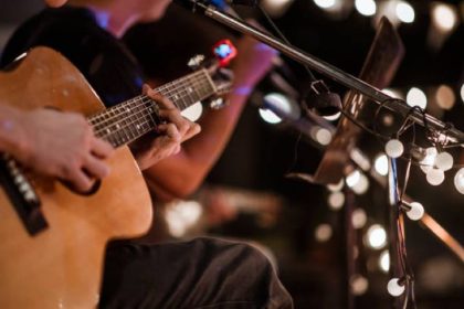 Ilustrasi, Kemenkum mengingatkan pelaku usaha agar tetap membayar royalti saat memutar lagu, termasuk lagu religi, di ruang publik selama Ramadhan. Kepatuhan ini menjadi bentuk penghormatan terhadap hak cipta dan apresiasi bagi para musisi. Foto: Istock @EyeEm Mobile GmbH